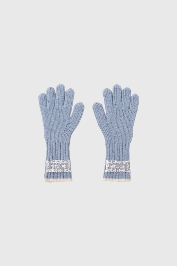 [25FW] WOMAN 핑거홀 레이스 니트 글로브 [5COL] / WBE4L93516는 여성스러운 스타일을 완성하는 니트 장갑입니다. 가을과 겨울에 착용하기 좋으며, 데이트룩이나 모임룩에 포인트를 줄 수 있습니다. 섬세한 레이스 패턴과 핑거홀 디자인이 특징이며, 걸리시, 클래식, 로맨틱한 스타일을 연출하기 좋습니다. 부드러운 니트 소재로 제작되었으며, 5가지 컬러로 제공되어 다양한 스타일에 매치할 수 있습니다.
