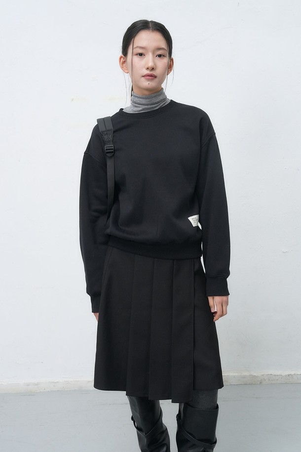 **[25FW] 유니섹스 클럽 기모 맨투맨 [2COL] / SBE4U02012**

가을, 겨울 시즌에 따뜻하게 착용하기 좋은 유니섹스 기모 맨투맨입니다. 부드러운 촉감의 기모 안감으로 제작되어 편안한 착용감을 선사합니다. 베이직하고 캐주얼한 무드의 디자인으로, 다양한 스타일 연출에 활용하기 좋습니다. 블랙과 브라운 두 가지 컬러로 출시되어 취향에 맞게 선택 가능하며, 레귤러 핏으로 편안하게 착용할 수 있습니다. 라운드넥과 긴 소매 디자인으로 클럽 라인 특유의 클래식한 분위기를 더했습니다.
