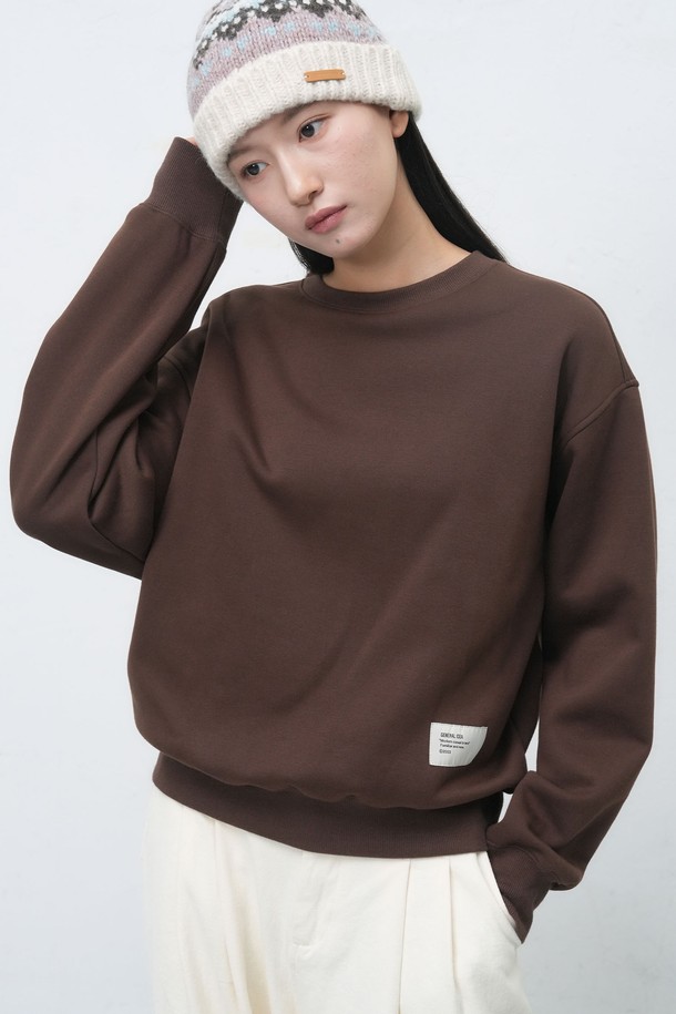 [25FW] UNISEX 클럽 기모 맨투맨 [2COL] / SBE4U02012는 캐주얼, 스트릿, 미니멀 스타일을 아우르는 유니섹스 맨투맨입니다. 가을, 겨울 시즌에 적합하며, 부드러운 촉감의 기모 안감으로 따뜻함을 더했습니다. 레귤러 핏에 레터링 및 프린트 무늬가 돋보이며, 라운드넥과 긴 소매 디자인으로 편안한 착용감을 선사합니다. 두꺼운 두께감과 백 프린팅 디테일이 특징인 브라운 컬러의 상의입니다.
