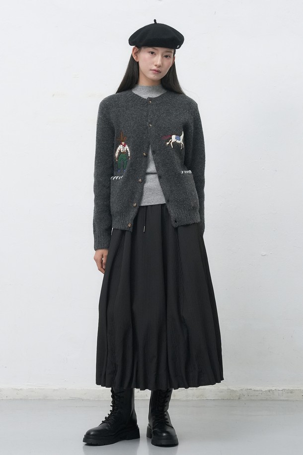 [25FW] UNISEX 카우보이 크루넥 가디건은 부드러운 울 소재로 제작되어 가을, 겨울 시즌에 따뜻하게 착용할 수 있는 두꺼운 가디건입니다. 라운드넥 디자인에, 레귤러핏으로 제작되어 편안한 착용감을 제공하며, 캐주얼, 클래식, 미니멀 스타일을 소화하기 좋습니다. 카우보이 자수 패턴이 돋보이며, 긴 소매와 버튼 여밈 디테일이 특징입니다. 유니섹스 디자인으로 남녀 모두 착용 가능하며, 그레이 컬러로 다양한 룩에 매치하기 용이합니다.
