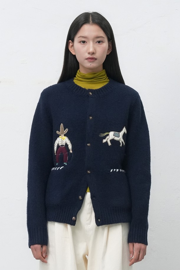"[25FW] UNISEX 카우보이 크루넥 가디건 [4COL] / SBE4U04013"는 일상에서 편안하게 착용하기 좋은 유니섹스 가디건입니다. 가을과 겨울에 어울리는 두꺼운 두께감과 부드러운 니트 소재로 제작되어 따뜻하고 포근한 착용감을 선사합니다. 크루넥 디자인과 레귤러핏으로 제작되었으며, 캐주얼 스타일을 연출하기 좋습니다. 네이비 컬러를 바탕으로, 카우보이 모티프 자수 디테일이 돋보이는 디자인으로 포인트를 더했습니다. 긴 소매 기장과 레귤러 기장으로 다양한 스타일링에 활용하기 좋습니다.
