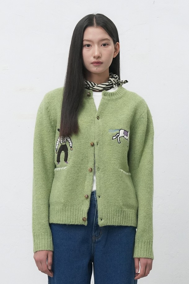 [25FW] UNISEX 카우보이 크루넥 가디건은 부드러운 울 소재로 제작되어 가을과 겨울에 따뜻하게 착용하기 좋은 가디건입니다. 유니섹스 디자인으로 남녀 모두 편안하게 즐길 수 있으며, 라운드넥과 레귤러핏으로 제작되었습니다. 캐주얼, 클래식, 미니멀 스타일을 모두 소화할 수 있으며, 그린 컬러에 동물 자수 디테일이 포인트로 더해져 유니크함을 선사합니다. 긴 소매 기장과 두꺼운 두께감으로 보온성을 높였으며, 버튼 여밈으로 간편하게 착용할 수 있습니다.
