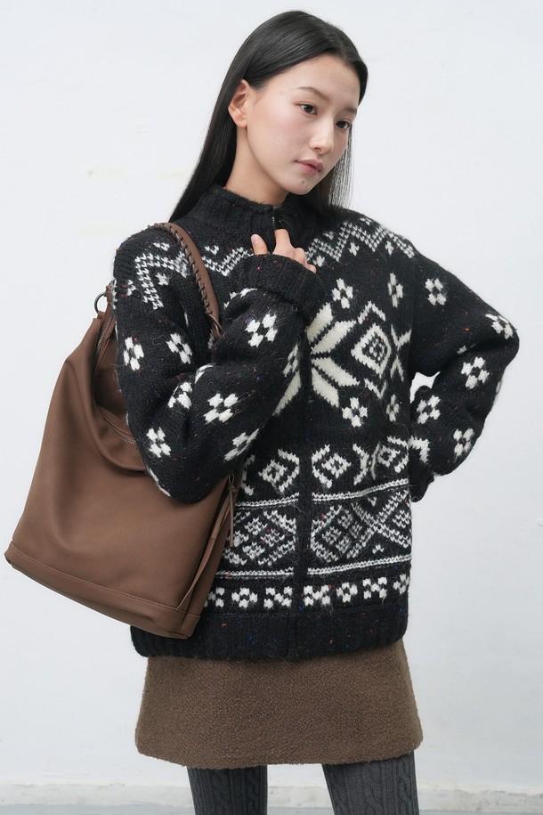 [25FW] UNISEX 하이넥 노르딕 집업 가디건 [2COL]은 부드러운 울 소재로 제작되어 포근한 착용감을 선사합니다. 하이넥 디자인과 두꺼운 두께감으로 가을, 겨울철 따뜻하게 입을 수 있으며, 캐주얼 스타일을 연출하기 좋습니다. 블랙과 화이트 2가지 색상으로 출시되어 다양한 코디에 활용 가능하며, 레귤러 핏과 긴 소매 기장으로 편안함을 더했습니다. 노르딕과 기하학 패턴이 돋보이는 집업 가디건으로, 클래식하고 미니멀한 스타일을 즐기는 분들께 추천합니다.
