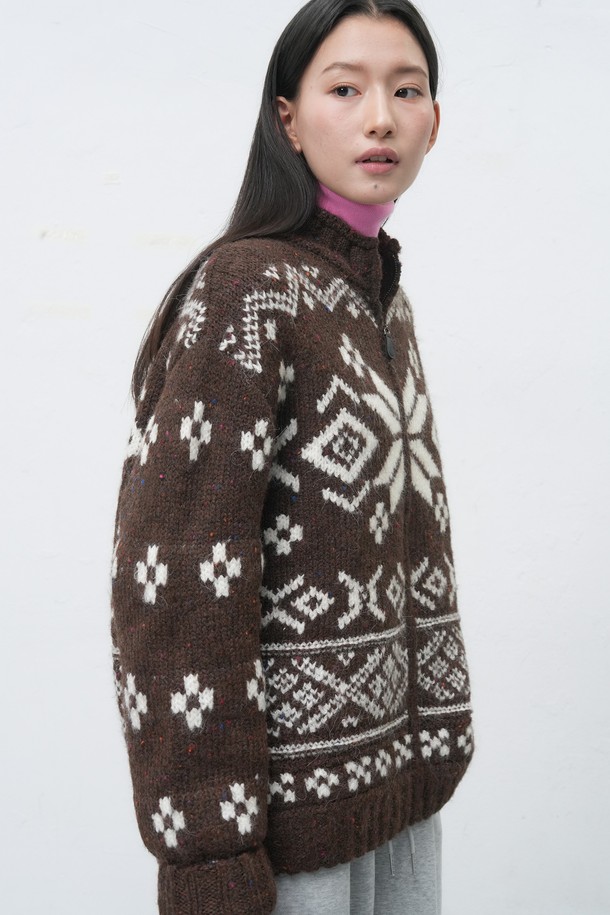 [25FW] UNISEX 하이넥 노르딕 집업 가디건은 가을, 겨울 시즌에 어울리는 유니섹스 스타일의 가디건입니다. 부드러운 울 소재에 두꺼운 두께감으로 따뜻함을 더하고, 하이넥 디자인과 집업 스타일로 편안한 착용감을 제공합니다. 블랙, 브라운 두 가지 색상으로 출시되었으며, 노르딕 패턴이 캐주얼한 무드를 연출합니다. 출근룩, 연말 모임룩 등 다양한 TPO에 활용 가능하며, 캐주얼, 클래식, 미니멀 스타일을 즐겨 입는 고객에게 추천합니다.
