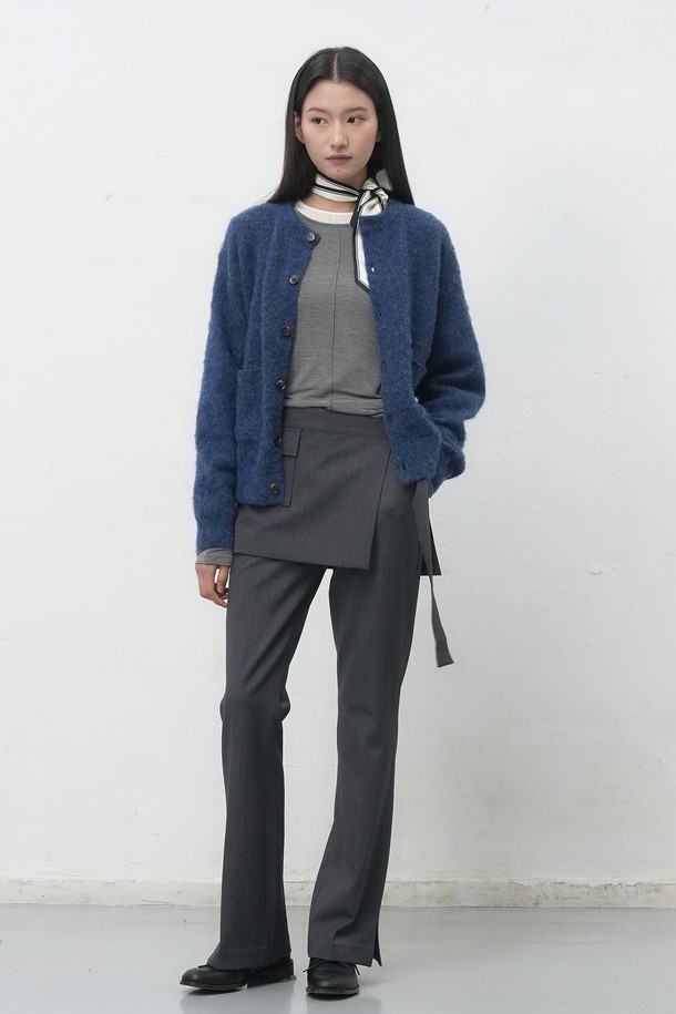 **[25FW] UNISEX 헤어리 니트 포켓 가디건**은 부드러운 울 소재로 제작되어 따뜻하고 포근한 착용감을 선사합니다. 가을과 겨울에 어울리는 두꺼운 두께감과 긴 소매 기장으로 보온성을 높였으며, 넉넉한 레귤러 핏으로 편안하게 착용할 수 있습니다. 캐주얼, 클래식, 미니멀 스타일을 모두 소화 가능하며, 무지 디자인과 네이비 컬러로 다양한 룩에 활용하기 좋습니다. 싱글 버튼 여밈과 포켓, 헤어리 텍스처 디테일이 돋보이며, 출근룩과 모임룩 등 TPO에 구애받지 않고 즐겨 입을 수 있습니다.
