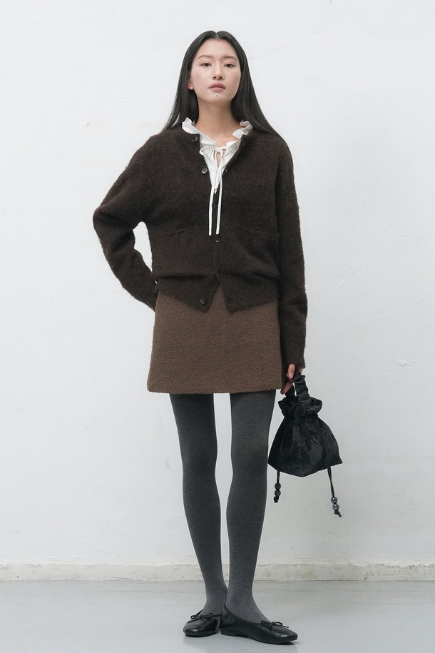 [25FW] UNISEX 헤어리 니트 포켓 가디건은 가을, 겨울 시즌에 어울리는 유니섹스 스타일의 니트 가디건입니다. 부드러운 울 소재와 두꺼운 두께감으로 포근한 착용감을 선사하며, 레귤러 핏으로 편안하게 착용할 수 있습니다. 무지 패턴에 라운드넥 디자인, 긴소매 기장으로 베이직하고 캐주얼한 무드를 연출합니다. 헤어리 텍스처와 포켓 디테일이 특징이며, 버튼 여밈으로 간편하게 착용할 수 있어 출근룩을 포함한 다양한 일상 스타일링에 활용하기 좋습니다. 핑크, 브라운, 블랙 3가지 컬러로 만나보세요.
