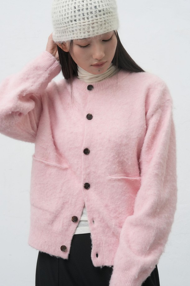 [25FW] 유니섹스 헤어리 니트 포켓 가디건 [3COL] / SBE4U04019는 부드러운 울 소재로 제작되어 가을, 겨울 시즌에 따뜻하게 착용할 수 있는 니트 가디건입니다. 베이직하고 캐주얼한 스타일로, 데이트룩이나 모임룩에 활용하기 좋습니다. 레귤러핏에 라운드넥 디자인으로, 다양한 스타일 연출이 가능하며, 핑크 컬러와 헤어리 텍스처가 특징입니다. 긴 소매 기장과 두꺼운 두께감으로 포근함을 더하며, 버튼 여밈 방식과 포켓 디테일이 실용성을 높입니다. 캐주얼, 클래식, 미니멀 스타일을 즐겨 입는 분들께 추천합니다.
