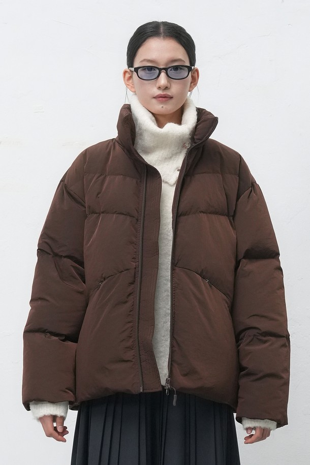 [25FW] 유니섹스 에어 믹스 미니멀 숏 푸퍼는 일상, 출근룩, 여행룩에 모두 어울리는 아우터입니다. 베이지와 브라운 두 가지 색상으로 출시되었으며, 미니멀한 스타일과 무지 디자인이 특징입니다. 가을과 겨울에 적합하며, 두껍고 부드러운 나일론 소재로 제작되어 편안한 착용감을 선사합니다. 오버핏 숏 기장으로 트렌디함을 더하며, 지퍼형 여밈과 긴 소매 디자인으로 활동성을 높였습니다. 에어 믹스 충전재를 사용하여 보온성을 극대화한 패딩입니다.
