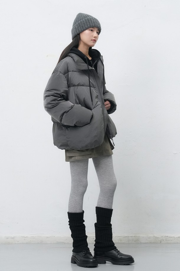 [25FW] UNISEX 에어 믹스 미니멀 숏 푸퍼는 미니멀한 스타일의 유니섹스 패딩입니다. 가을과 겨울에 착용하기 좋으며, 일상, 출근룩, 여행룩에 모두 활용할 수 있습니다. 부드러운 촉감의 나일론 소재와 두꺼운 두께감으로 따뜻함을 더했습니다. 숏 기장의 오버핏 디자인에 집업 여밈 방식으로 편안하게 착용 가능하며, 에어 믹스 소재를 사용하여 보온성을 높였습니다. 그레이 컬러의 무지 디자인으로 시크하고 캐주얼한 스타일을 연출할 수 있습니다.
