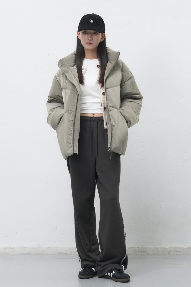 [25FW] UNISEX 에어 믹스 미니멀 숏 푸퍼는 미니멀한 스타일의 유니섹스 숏 패딩입니다. 가을, 겨울 시즌에 적합하며, 부드러운 촉감의 나일론 소재와 두꺼운 두께감으로 따뜻함을 제공합니다. 오버핏 디자인에 집업 여밈 방식으로 편안하게 착용 가능하며, 에어 믹스 충전재와 숏패딩 안감으로 보온성을 높였습니다. 출근룩, 여행룩 등 다양한 TPO에 활용 가능한 실용적인 아이템입니다. 베이지 컬러의 무지 스타일로 미니멀, 클래식, 캐주얼 룩에 모두 잘 어울립니다.
