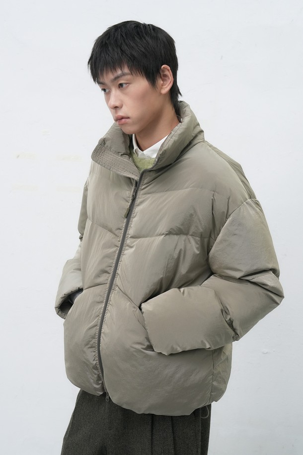 "[25FW] UNISEX 에어 믹스 미니멀 숏 푸퍼"는 겨울철 따뜻함과 스타일을 모두 갖춘 유니섹스 숏 패딩입니다. 부드러운 촉감의 나일론 소재와 두꺼운 두께감으로 뛰어난 보온성을 제공하며, 에어 믹스 기술을 더해 활동성을 높였습니다. 미니멀한 디자인과 무지 패턴은 어떤 스타일에도 잘 어울리며, 오버핏으로 편안한 착용감을 선사합니다. 집업 스타일로 간편하게 입고 벗을 수 있으며, 긴 소매와 숏 기장으로 트렌디한 룩을 연출할 수 있습니다. 베이지 컬러는 다양한 겨울 코디에 포인트를 더해줍니다.
