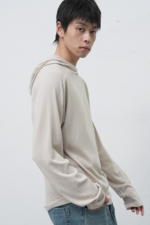 [25FW] MAN 레이어드 소프트 후드티는 남성용 상의 후드티로, 가을과 겨울에 따뜻하게 입을 수 있습니다. 베이직하고 캐주얼한 스타일의 루즈핏 후드티이며, 부드러운 면 소재로 제작되어 편안한 착용감을 선사합니다. 무지 디자인에 긴 소매 기장과 두꺼운 두께감으로 보온성을 높였으며, 레이어드 스타일 연출이 용이합니다. 일상복으로 활용하기 좋은 아이템입니다.
