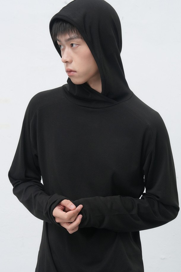 "[25FW] MAN 레이어드 소프트 후드티 [2COL] / SBE4M02011"는 부드러운 촉감의 면 소재로 제작된 남성용 후드티입니다. 베이직하고 캐주얼한 스타일로, 가을과 겨울철 일상복으로 활용하기 좋습니다. 블랙과 베이지 두 가지 색상으로 제공되며, 레귤러 핏에 긴 소매 기장을 갖추고 있습니다. 레이어드 디자인으로 다양한 스타일 연출이 가능하며, 캠핑룩이나 집콕룩으로도 편안하게 착용할 수 있습니다. 캐주얼, 미니멀, 클래식 스타일을 선호하는 남성분들께 추천합니다.
