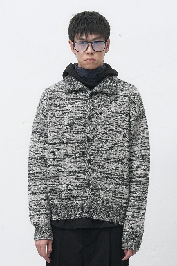 [25FW] MAN 빈티지 카라 버튼 가디건 [2COL]은 남성용 상의 가디건입니다. 가을과 겨울에 어울리는 두꺼운 두께감의 니트 소재로 제작되었으며, 부드러운 촉감을 자랑합니다. 블랙과 그레이 두 가지 색상으로 출시되었으며, 빈티지 디자인과 보카시 패턴이 특징입니다. 레귤러핏의 긴소매 카라넥 가디건으로, 버튼 디테일이 돋보입니다. 출근룩 또는 비즈니스 캐주얼 스타일과 클래식, 미니멀, 캐주얼 스타일에 잘 어울립니다.
