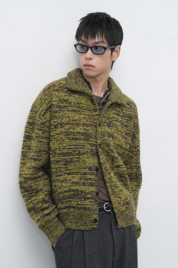 [25FW] MAN 빈티지 카라 버튼 가디건 [2COL]은 부드러운 니트 소재의 남성용 가디건입니다. 가을과 겨울에 어울리는 두꺼운 두께감과 긴소매 기장으로 따뜻하게 착용할 수 있습니다. 그레이와 올리브 두 가지 색상으로 출시되었으며, 보카시 무늬가 빈티지하고 캐주얼한 스타일을 더합니다. 카라넥 디자인과 버튼 디테일이 돋보이며, 레귤러핏으로 제작되어 편안한 착용감을 선사합니다. 출근룩과 모임룩 모두 활용 가능하며, 캐주얼, 클래식, 미니멀한 스타일 연출에 적합합니다.
