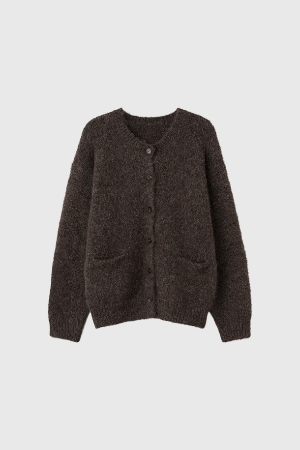 [25FW] MAN (맨) 울 블렌드 헤어리 루즈핏 가디건은 남성용 상의 가디건입니다. 부드러운 촉감의 울 소재로 제작되었으며, 가을과 겨울에 착용하기 좋은 두꺼운 두께감을 자랑합니다. 베이직하고 캐주얼한 스타일로, 무지 디자인과 넉넉한 루즈핏, 긴소매 기장으로 편안함을 더했습니다. 라운드넥에 버튼 여밈 방식이며, 헤어리한 질감이 특징입니다.
