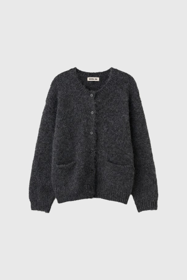 [25FW] MAN 울 블렌드 헤어리 루즈핏 가디건 [3COL]는 남성용 가디건으로, 가을과 겨울에 착용하기 좋은 두꺼운 두께감의 제품입니다. 울 소재를 사용하여 부드러운 촉감을 선사하며, 베이직하고 캐주얼한 스타일을 연출합니다. 루즈핏과 브이넥 디자인으로 편안한 착용감을 제공하며, 긴소매와 헤어리한 무늬가 특징입니다. 출근룩과 모임룩은 물론 캐주얼, 클래식, 미니멀 스타일에도 잘 어울립니다. 그레이 색상으로 다양한 옷에 매치하기 용이합니다.
