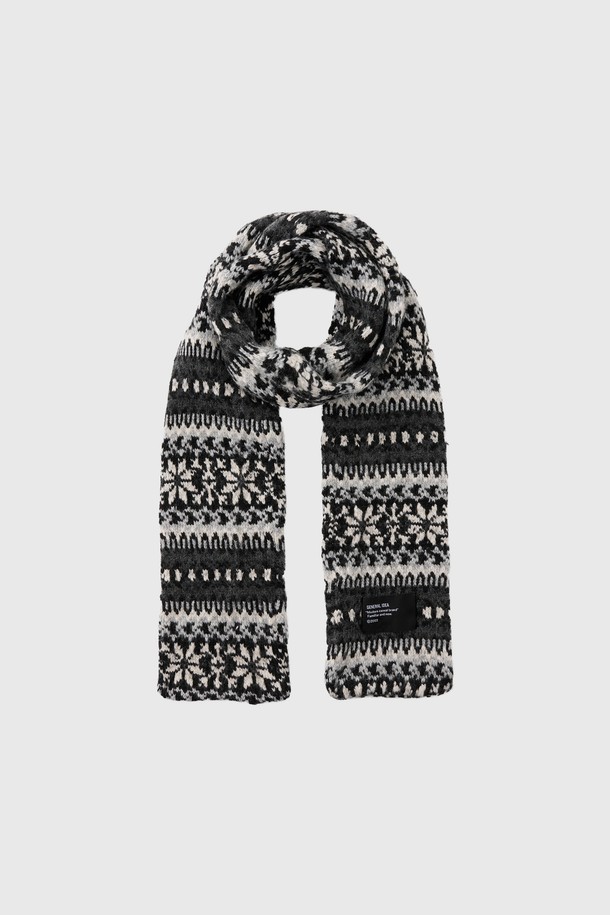 **[25FW] UNISEX 페어아일 머플러 [3COL] / SBE4U96010**

부드러운 촉감의 울, 아크릴 혼방 소재로 제작된 유니섹스 페어아일 머플러입니다. 겨울 시즌의 추위를 막아주는 두꺼운 두께감으로 보온성을 높였습니다. 캐주얼, 베이직, 클래식, 미니멀 스타일 모두 소화 가능한 디자인으로, 화이트, 블랙 두 가지 색상으로 만나볼 수 있습니다. 페어아일 패턴이 돋보이며, 데일리룩에 포인트 아이템으로 활용하기 좋습니다. 남녀 모두 착용 가능한 디자인으로, 겨울철 따뜻하고 스타일리시하게 연출해보세요.
