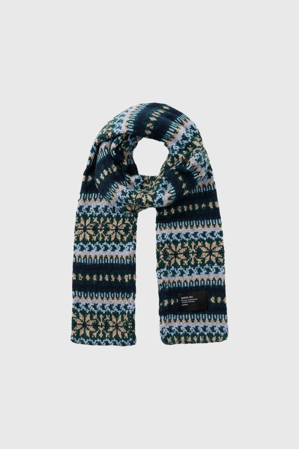 [25FW] UNISEX 페어아일 머플러 [3COL] / SBE4U96010는 클래식한 무드의 유니섹스 머플러입니다. 부드러운 울 소재로 제작되어 가을, 겨울철 따뜻하게 착용할 수 있으며, 두꺼운 두께감으로 보온성을 높였습니다. 네이비, 블루, 화이트 3가지 색상으로 출시되었으며, 전통적인 페어아일 패턴이 특징입니다. 미니멀한 스타일에도 잘 어울려, 다양한 룩에 포인트 아이템으로 활용하기 좋습니다. 
