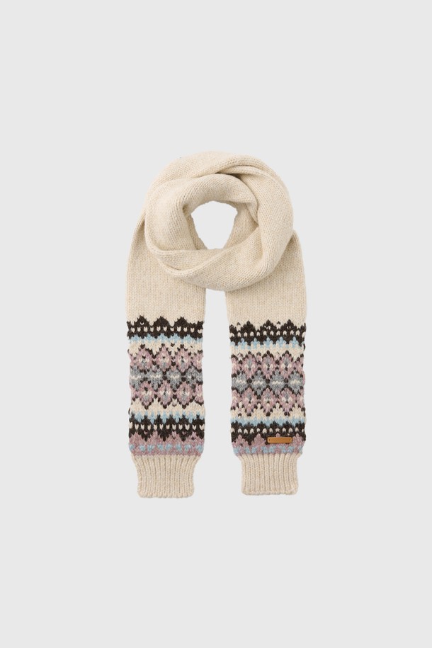 [25FW] 유니섹스 노르딕 머플러는 부드러운 울 소재와 니트 짜임으로 제작되어 따뜻함과 포근함을 선사합니다. 화이트와 베이지 두 가지 색상으로 출시되어 다양한 스타일에 매치하기 용이하며, 캐주얼 및 베이직 스타일을 즐겨 입는 분들께 추천합니다. 두꺼운 두께감과 노르딕 패턴 니트 디자인이 특징이며, 가을과 겨울에 보온성을 높여줍니다. 세트 아이템으로 활용하여 더욱 따뜻하고 스타일리시한 룩을 연출할 수 있습니다.
