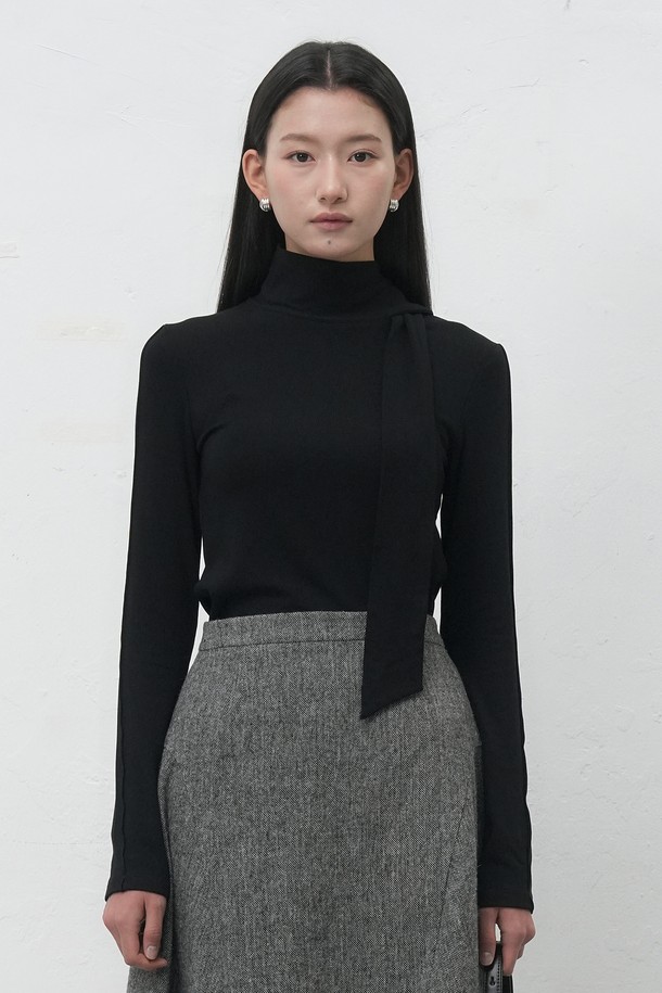 [WOMAN] 스카프 터틀넥 티셔츠 [2COL] / WBE4L01518는 여성 의류 상의, 터틀넥 티셔츠입니다. 미니멀, 베이직 스타일로 블랙, 그레이 두 가지 색상으로 출시되었습니다. 가을, 겨울 시즌에 어울리며, 슬림핏으로 제작되어 시크하고 클래식한 분위기를 연출합니다. 스카프 디테일이 돋보이며 일상, 출근룩에 활용하기 좋습니다. 긴소매 기장의 무지 티셔츠입니다.
