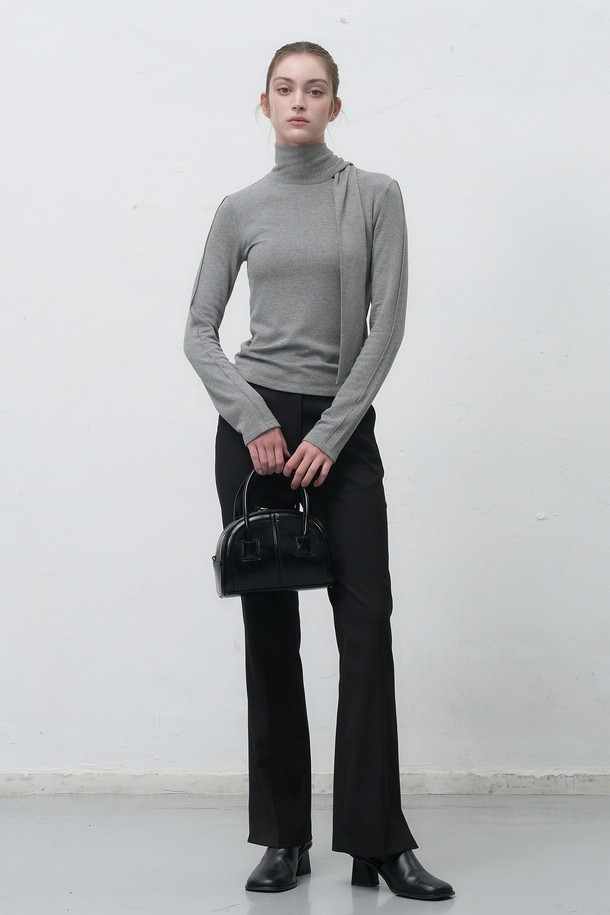 **WOMAN] 스카프 터틀넥 티셔츠 [2COL] / WBE4L01518**는 여성들을 위한 가을/겨울용 터틀넥 티셔츠입니다. 베이직하고 미니멀한 스타일로, 출근룩에 적합합니다. 슬림핏에 긴 소매 기장으로 디자인되었으며, 무지 패턴의 그레이 컬러로 어떤 옷에도 잘 어울립니다. 스카프 디테일이 포인트로 더해져 세련된 느낌을 줍니다.
