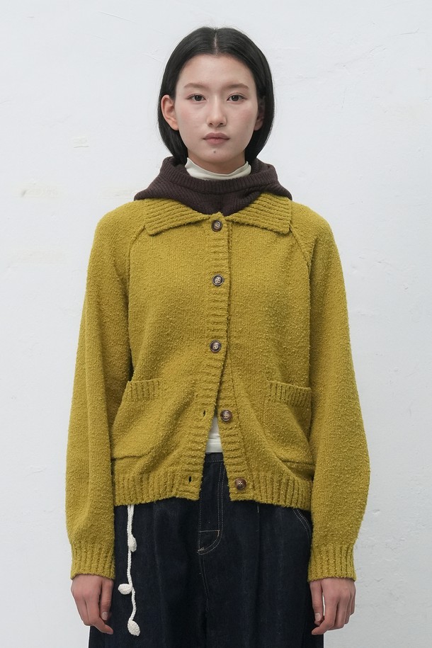 따뜻하고 포근한 분위기를 연출하는 [25FW] 우먼 부클 카라 포켓 가디건입니다. 부드러운 부클 소재와 옐로우 컬러가 어우러져 캐주얼하면서도 미니멀한 스타일을 완성합니다. 가을, 겨울 시즌에 어울리는 두꺼운 두께감으로 따뜻함을 선사하며, 레귤러핏과 크롭 기장으로 세련된 실루엣을 연출합니다. 카라 디자인과 버튼 여밈, 포켓 디테일이 돋보이며, 긴 소매로 편안함과 스타일리시함을 동시에 잡았습니다. 데일리룩에 포인트 아이템으로 활용하기 좋은 가디건입니다.

