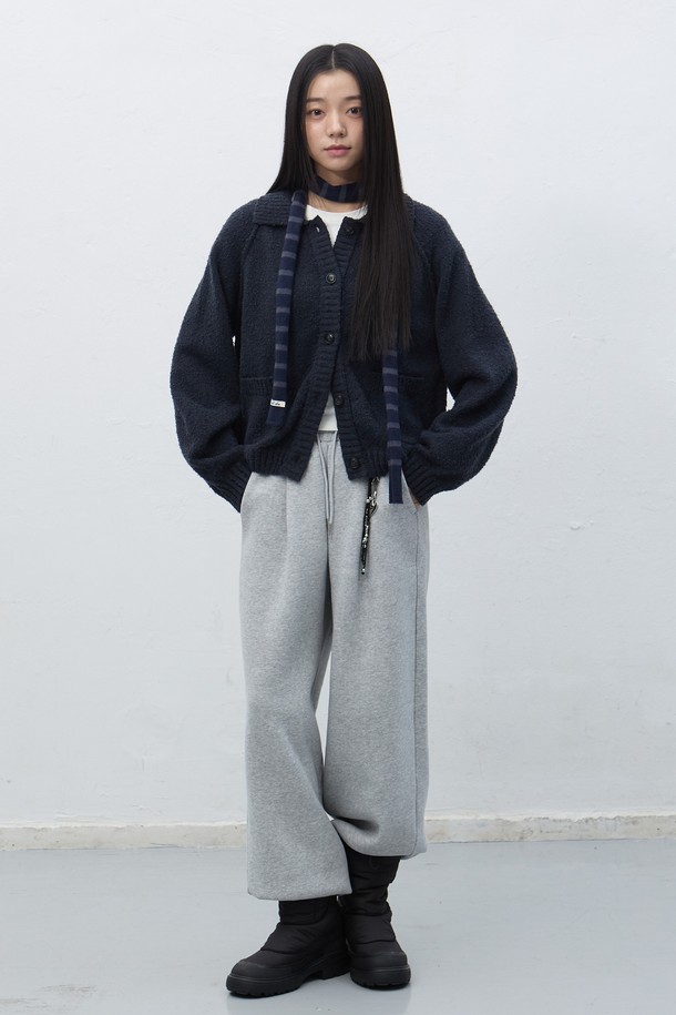 **[25FW] WOMAN 부클 카라 포켓 가디건 [3COL] / WBE4L04553**는 부드러운 부클 소재로 제작되어 포근한 착용감을 선사하는 여성 가디건입니다. 네이비 색상으로 출시되었으며, 가을과 겨울에 어울리는 두꺼운 두께감으로 따뜻하게 착용할 수 있습니다. 카라 디자인과 레귤러 핏으로 베이직하면서도 캐주얼한 스타일을 연출하며, 크롭 기장으로 트렌디함을 더했습니다. 긴 소매와 포켓 디테일이 실용성을 높여 일상생활에서 편안하게 활용하기 좋습니다.
