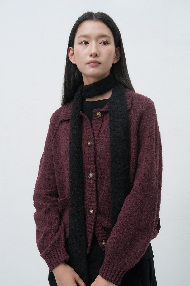 [25FW] WOMAN 부클 카라 포켓 가디건 [3COL] / WBE4L04553는 여성스러움과 포근함을 동시에 선사하는 가을, 겨울 시즌 필수 아이템입니다. 부드러운 촉감의 부클 소재와 두꺼운 두께감으로 따뜻하게 착용할 수 있으며, 레귤러핏으로 편안한 착용감을 제공합니다. 카라 디자인과 전면 포켓 디테일이 클래식하고 미니멀한 스타일을 완성하며, 출근룩이나 모임룩 등 다양한 TPO에 활용 가능합니다. 버건디, 네이비, 블랙 세 가지 색상으로 출시되어 취향에 맞게 선택할 수 있는 긴소매 가디건입니다.
