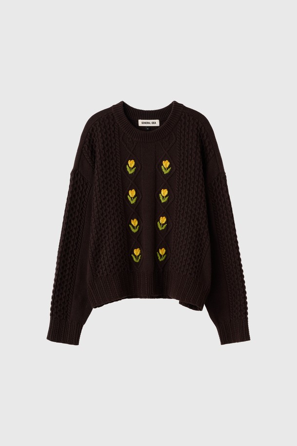 **[25FW] WOMAN 플라워 케이블 니트 풀오버 [3COL] / WBE4L05545**는 여성스러운 분위기를 자아내는 플라워 케이블 니트 풀오버입니다. 부드러운 울 소재로 제작되어 가을, 겨울 시즌에 따뜻하고 편안하게 착용할 수 있습니다. 라운드넥 디자인에 긴소매 기장으로, 캐주얼하면서도 클래식한 스타일을 연출합니다. 특히, 꽃 자수 디테일이 더해져 데이트룩이나 모임룩에 포인트를 줄 수 있으며, 레귤러핏으로 다양한 체형에 잘 어울립니다. 브라운 컬러와 두꺼운 두께감으로 포근한 느낌을 선사합니다.
