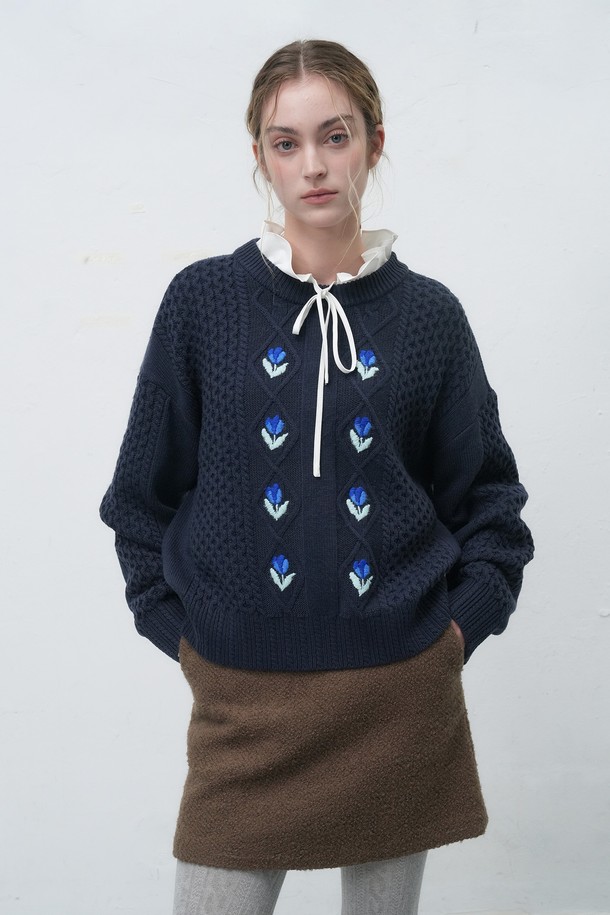 [25FW] WOMAN 플라워 케이블 니트 풀오버는 여성용 상의 니트/스웨터 제품입니다. 네이비, 화이트, 브라운 세 가지 색상으로 제공되며, 가을과 겨울에 따뜻하게 입을 수 있습니다. 울 소재로 제작되어 부드러운 촉감을 선사하며, 플라워 및 케이블 패턴, 자수 디테일이 돋보입니다. 레귤러핏 라운드넥 디자인에 긴소매 기장, 두꺼운 두께감으로 캐주얼하고 클래식한 스타일을 연출합니다.
