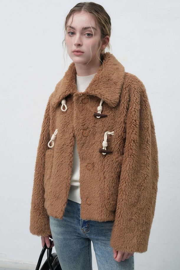 "[25FW] WOMAN 울 블렌드 페이크 퍼 더플 재킷"은 여성용 아우터로, 가을과 겨울에 착용하기 좋은 두꺼운 두께감의 더플 코트입니다. 캐주얼 및 베이직 스타일을 기반으로 하며, 아이보리 및 브라운 두 가지 색상으로 제공됩니다. 울과 페이크 퍼 소재를 사용하여 부드러운 촉감을 선사하며, 긴 소매와 레귤러 핏으로 편안한 착용감을 제공합니다. 토글 여밈 방식과 퍼 카라 디테일이 돋보이는 디자인으로, 일상에서 폭넓게 활용할 수 있습니다.
