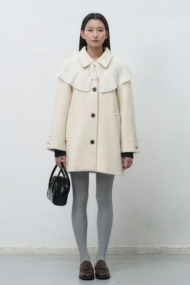 세련된 스타일을 완성하는 [25FW] WOMAN 울 발마칸 하프코트입니다. 차콜, 오트밀, 네이비 3가지 색상으로 출시되어, 어떤 옷에도 잘 어울립니다. 울 소재 특유의 고급스러운 분위기와 두께감으로 가을, 겨울 시즌 따뜻하게 착용할 수 있습니다. 레귤러핏과 싱글버튼 여밈으로 클래식하고 베이직한 디자인을 강조했으며, 출근룩, 오피스룩, 모임룩 등 다양한 TPO에 활용 가능합니다. 미니멀하고 시크한 스타일을 연출하고 싶을 때 추천합니다.
