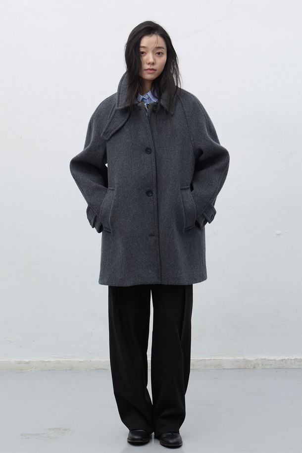 세련된 디자인과 뛰어난 보온성을 자랑하는 [25FW] WOMAN 울 발마칸 하프 코트입니다. 차콜, 오트밀, 네이비 3가지 색상으로 출시되어, 어떤 룩에도 자연스럽게 어울립니다. 클래식하고 베이직한 스타일로, 오피스룩, 출근룩, 모임룩 등 다양한 TPO에 활용 가능합니다. 레귤러핏의 하프 기장으로, 울 소재 특유의 고급스러운 분위기를 연출하며, 싱글 버튼 여밈 방식으로 간편하게 착용할 수 있습니다. 가을, 겨울 시즌에 따뜻하고 스타일리시하게 연출해 보세요.
