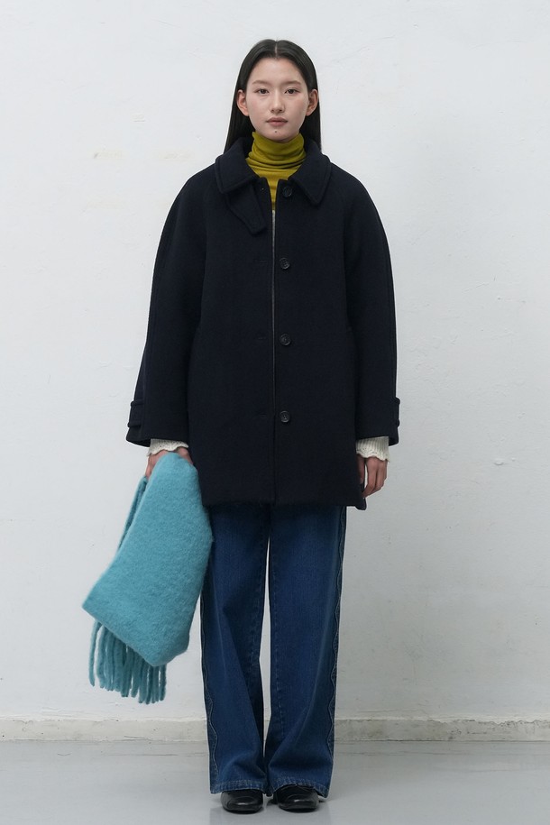 **[25FW] 우먼 울 발마칸 하프 코트 [3COL] / WBE4L10526**

클래식하고 베이직한 스타일의 여성 울 발마칸 하프 코트입니다. 차콜, 오트밀, 네이비 3가지 색상으로 출시되었으며, 가을과 겨울에 따뜻하게 착용하기 좋습니다. 하이넥 디자인과 레귤러 핏으로 세련된 실루엣을 연출하며, 싱글 버튼 여밈 방식으로 깔끔함을 더했습니다. 출근룩, 오피스룩, 모임룩 등 다양한 TPO에 활용 가능하며, 미니멀, 시크 스타일을 선호하는 고객에게 추천합니다.
