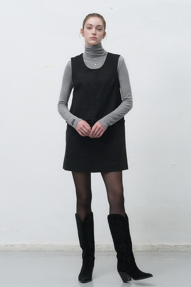 세련된 여성의 겨울 스타일을 완성할 [25FW] WOMAN 스웨이드 벨티드 원피스입니다. 부드러운 스웨이드 소재와 두꺼운 두께감으로 따뜻하고 포근한 착용감을 선사하며, A라인 핏이 여성스러운 실루엣을 연출합니다. 허리 벨트 디테일은 스타일리시함을 더하고, 라운드넥 디자인과 민소매 소매 기장으로 클래식하면서도 미니멀한 무드를 자아냅니다. 다크 베이지, 블랙, 다크 브라운 세 가지 컬러로 출시되어 데이트룩, 모임룩, 출근룩 등 다양한 TPO에 활용 가능합니다.
