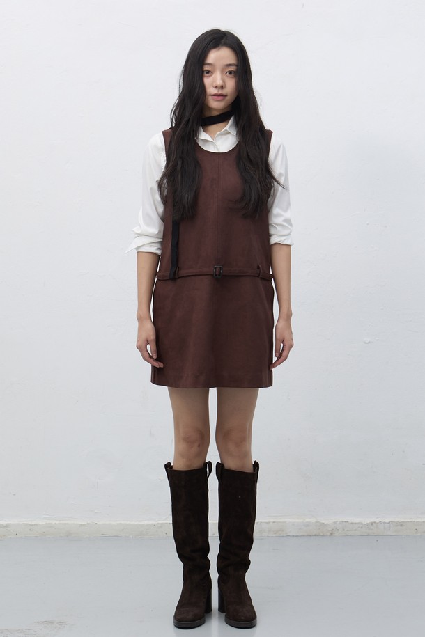 [25FW] WOMAN 스웨이드 벨티드 원피스 [3COL] / WBE4L15512는 부드러운 스웨이드 소재로 제작된 여성용 벨티드 원피스입니다. 다크 베이지, 블랙, 다크 브라운 3가지 색상으로 출시되었으며, 가을과 겨울에 어울리는 두꺼운 두께감으로 따뜻하게 착용할 수 있습니다. 라운드넥과 A라인 치마가 특징이며, 허리 벨트 디테일로 여성스러운 실루엣을 연출합니다. 미니멀하고 클래식한 스타일로 오피스룩, 모임룩, 데이트룩 등 다양한 TPO에 활용 가능합니다.
