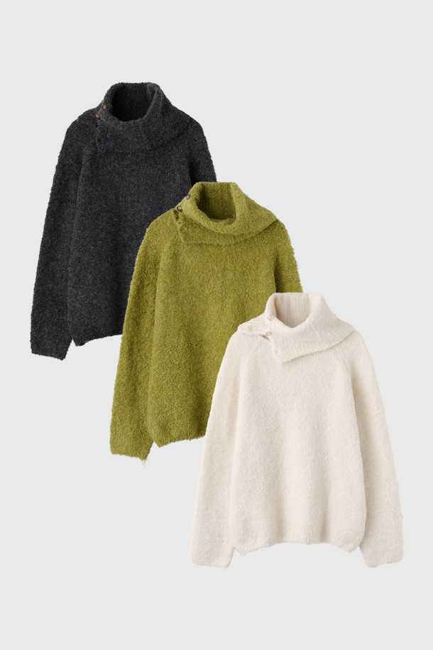 **[25FW] 우먼 넥 워머 루즈핏 부클 니트 [3COL] / WBE4L05550**

부드러운 부클 소재로 제작되어 포근한 착용감을 선사하는 여성용 넥 워머 루즈핏 니트입니다. 아이보리, 차콜, 올리브 세 가지 색상으로 출시되어 다양한 룩에 활용하기 좋습니다. 넥 워머 디자인과 루즈한 핏으로 편안하면서도 스타일리시하게 연출할 수 있으며, 가을, 겨울철 따뜻하게 입을 수 있는 두꺼운 두께감의 긴소매 니트입니다. 베이직하고 캐주얼한 스타일을 즐겨 입는 여성분들께 추천합니다. 특히 보온성이 뛰어나 추운 날씨에도 든든하게 몸을 감싸줍니다.
