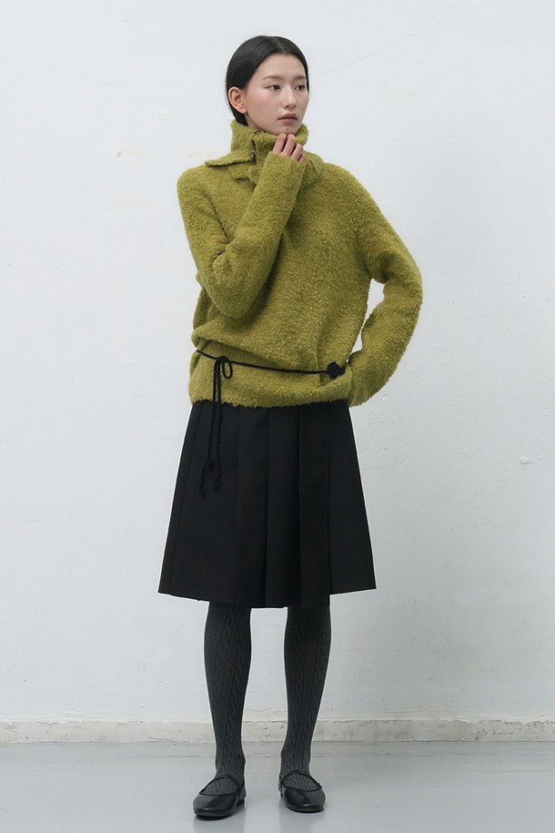 **[25FW] WOMAN 넥 워머 루즈핏 부클 니트 [3COL] / WBE4L05550**

부드러운 부클 소재로 제작된 여성용 넥 워머 루즈핏 니트입니다. 아이보리, 차콜, 올리브 세 가지 색상으로 출시되었습니다. 넥 워머 디테일이 적용되어 보온성을 높였으며, 터틀넥 디자인으로 포근한 느낌을 줍니다. 가을, 겨울 시즌에 베이직, 클래식, 미니멀, 캐주얼 스타일로 폭넓게 활용하기 좋습니다. 루즈핏으로 편안한 착용감을 선사하며, 두꺼운 두께감으로 따뜻하게 즐길 수 있습니다.
