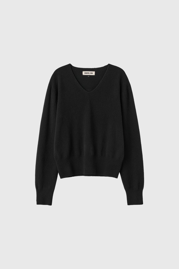 **[25FW] WOMAN 홀가먼트 울 브이넥 니트 풀오버 [4COL] / WBE4L05546**

가을과 겨울에 따뜻하게 입을 수 있는 여성용 홀가먼트 울 브이넥 니트 풀오버입니다. 부드러운 촉감의 울 소재로 제작되어 편안한 착용감을 선사하며, 레귤러 핏으로 어떤 스타일에도 잘 어울립니다. 베이직하고 미니멀한 디자인으로, 출근룩이나 모임룩 등 다양한 TPO에 활용할 수 있습니다. 클래식, 미니멀, 캐주얼 스타일 모두 소화 가능하며, 아이보리, 버건디, 차콜, 블랙 4가지 다채로운 색상으로 출시되었습니다. 긴 소매와 두꺼운 두께감으로 겨울철에도 따뜻하게 착용할 수 있습니다.
