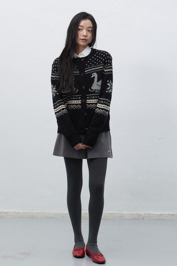 **[25FW] WOMAN 스완 노르딕 니트 가디건 [3COL] / WBE4L04551**

이번 시즌, 포근함과 스타일을 동시에 선사할 여성 노르딕 니트 가디건입니다. 부드러운 울 소재로 제작되어 따뜻하고 편안한 착용감을 제공하며, 가을과 겨울에 훌륭한 보온성을 자랑합니다. 클래식한 무드의 레귤러핏 디자인에 라운드넥, 긴 소매, 버튼 여밈 방식으로 간편하게 착용할 수 있습니다. 특히, 스완(Swan) 패턴이 돋보이는 디자인으로, 캐주얼하면서도 세련된 스타일을 연출하여 출근룩과 모임룩에 모두 활용하기 좋습니다. 블랙, 화이트 등 3가지 색상으로 출시되어 다양한 룩에 매치하기 용이합니다.
