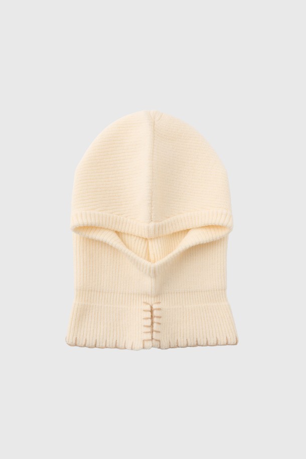 [25FW] WOMAN 스티치 바라클라바 [4COL] / WBE4L91526는 여성용 바라클라바입니다. 부드러운 니트 소재로 제작되어 깊은 모자 깊이와 얼굴 전체 및 목 부분을 따뜻하게 감싸줍니다. 겨울철 일상룩, 겨울 스포츠 활동 시 보온성을 높여주며, 캐주얼, 미니멀, 고프코어 스타일과 잘 어울립니다. 흰색 무지 디자인에 스티치 디테일이 포인트로 들어가 세련된 느낌을 더합니다. 산책룩이나 캠핑룩에 활용하여 스타일리시하면서도 따뜻한 겨울을 보내세요.
