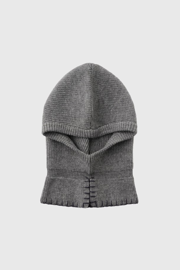 **[25FW] WOMAN 스티치 바라클라바 [4COL] / WBE4L91526**

부드러운 니트 & 울 혼방 소재로 제작되어 포근한 착용감을 선사하는 여성 바라클라바입니다. 깊이감 있는 디자인과 목까지 감싸는 스타일로, 가을과 겨울철 방한에 효과적입니다. 캐주얼, 미니멀, 클래식 스타일 모두 소화 가능한 디자인으로, 스티치 디테일이 포인트입니다. 그레이 컬러로 어떤 옷에도 매치하기 용이하며, 두꺼운 두께감으로 따뜻함을 더했습니다.
