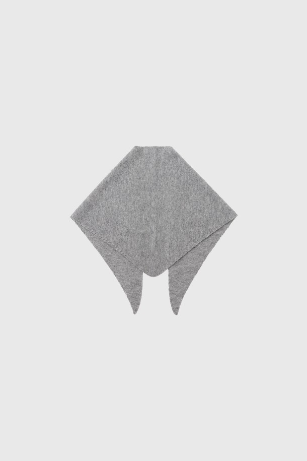 따뜻함과 스타일을 모두 갖춘 [25FW] 우먼 울 베이직 니트 스카프입니다. 부드러운 울 소재로 제작되어 가을, 겨울철 보온성을 책임집니다. 베이직한 디자인으로 클래식, 미니멀, 캐주얼 등 다양한 스타일에 매치하기 좋습니다. 5가지 다채로운 컬러로 출시되어, 취향에 맞게 선택하여 데일리 룩에 포인트를 더해보세요. 여성스러운 실루엣을 연출하며, 어떤 옷차림에도 자연스럽게 어울립니다.
