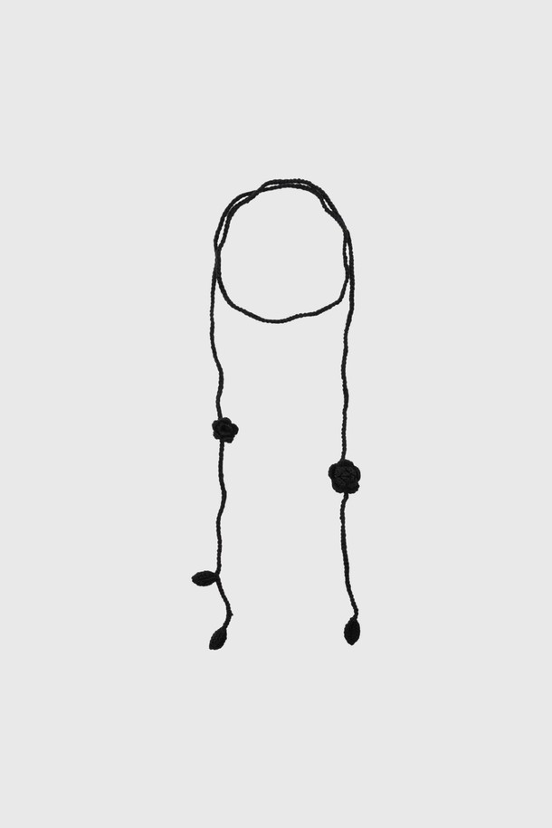 [25FW] WOMAN 핸드메이드 니트 플라워 스트랩 [3COL] / WBE4L98522는 여성스러운 무드를 연출하는 핸드메이드 니트 플라워 스트랩입니다. 부드러운 촉감의 니트 소재로 제작되어 가을, 겨울 시즌에 따뜻하게 착용할 수 있으며, 얇은 두께감으로 답답함 없이 연출할 수 있습니다. 우아한 스타일을 강조하는 플라워 패턴 디자인이 특징이며, 데이트룩과 모임룩에 포인트를 더해줍니다. 클래식하고 로맨틱한 스타일을 즐기는 분들께 추천하며, 블랙을 포함한 3가지 컬러로 구성되어 다양한 스타일에 매치하기 좋습니다.
