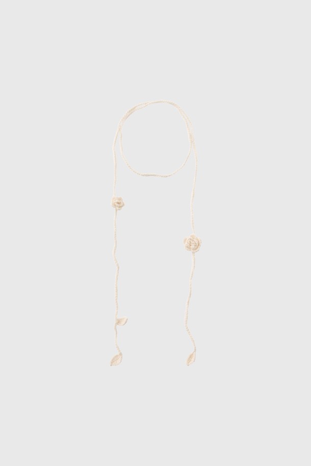 [25FW] WOMAN 핸드메이드 니트 플라워 스트랩 [3COL] / WBE4L98522는 여성스러운 무드를 더해줄 핸드메이드 니트 플라워 스트랩입니다. 부드러운 촉감의 두꺼운 니트 소재로 제작되어 가을, 겨울 시즌에 따뜻하게 착용할 수 있습니다. 아이보리 컬러의 플라워 & 케이블 패턴 디자인이 돋보이며, 데이트룩, 모임룩 등 로맨틱하고 걸리시한 스타일을 연출하기 좋습니다. 섬세한 플라워 디자인 장식이 특징이며, 클래식한 의상에도 포인트 아이템으로 활용하기 좋습니다. 여성스러운 룩을 완성해 보세요.
