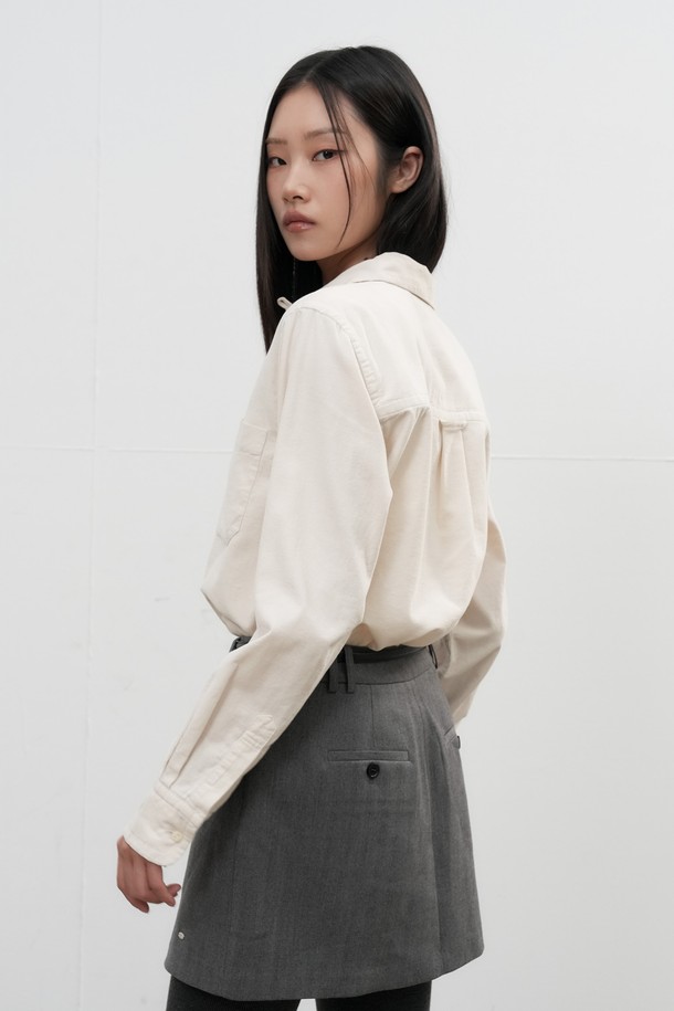 [25FW] UNISEX 슬림핏 코듀로이 오픈카라 셔츠는 가을과 겨울에 어울리는 유니섹스 셔츠입니다. 부드러운 코듀로이 소재로 제작되었으며, 베이직하고 캐주얼한 스타일을 연출합니다. 슬림핏 디자인과 오픈카라 네크라인이 특징이며, 데일리룩과 비즈니스 캐주얼에 활용하기 좋습니다. 아이보리 색상의 무지 패턴으로 다양한 하의와 쉽게 매치할 수 있으며, 넉넉한 기장의 긴 소매와 포켓 디테일로 실용성을 더했습니다. 클래식하면서도 미니멀한 무드를 원하는 분들께 추천합니다.
