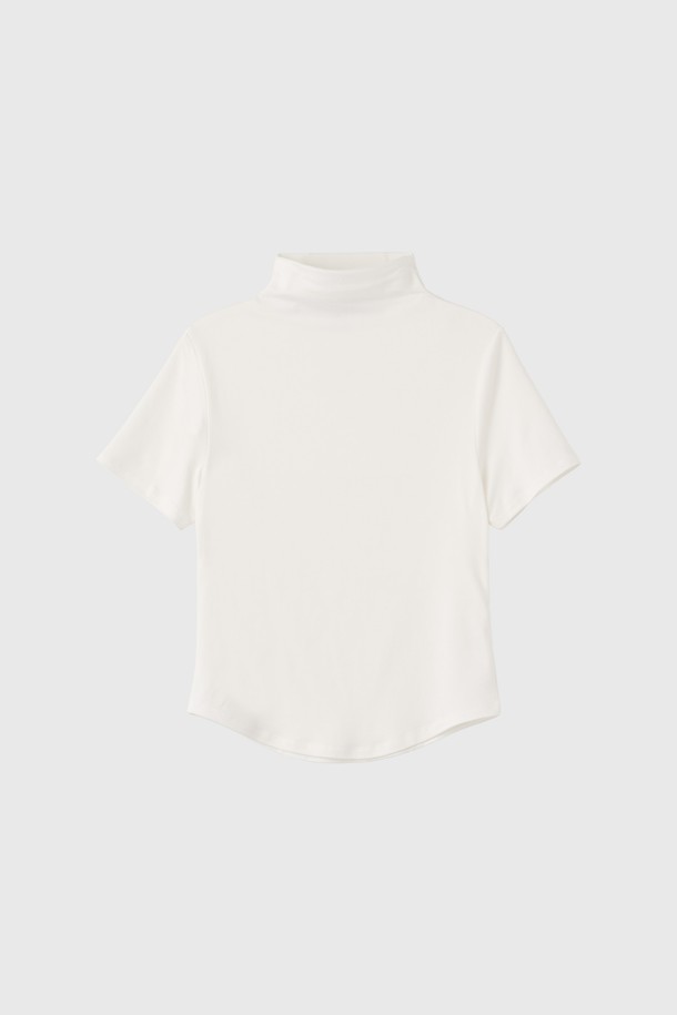 여성스러운 실루엣을 연출하는 [25FW] 우먼 히트젯 하프넥 반팔 티셔츠입니다. 부드러운 면 소재에 히트젯 기능성 원단을 더하여 흡습 기능과 편안한 착용감을 제공합니다. 미니멀하고 베이직한 디자인으로 캐주얼 스타일은 물론 휴가룩, 집콕룩 등 다양한 TPO에 활용 가능합니다. 레귤러핏과 하프넥 디자인, 반소매 기장이 시원하고 세련된 느낌을 더합니다. 화이트 컬러로 어떤 하의와도 쉽게 매치하여 데일리룩을 완성해보세요.
