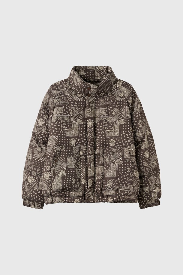 [25FW] UNISEX 에어믹스 페이즐리 푸퍼는 가을, 겨울 시즌에 어울리는 유니섹스 푸퍼입니다. 카키 컬러를 베이스로 페이즐리 패턴이 돋보이며, 캐주얼 및 스트리트 스타일을 모두 소화할 수 있습니다. 에어믹스 소재로 제작되어 부드러운 촉감과 뛰어난 보온성을 제공하며, 오버핏 디자인과 긴소매, 집업 여밈 방식으로 편안하게 착용 가능합니다. 여행룩, 캠핑룩 등 다양한 TPO에 활용 가능하며, 고프코어 스타일 연출에도 좋습니다. 두꺼운 두께감으로 한겨울 추위에도 따뜻하게 몸을 보호해 줍니다.
