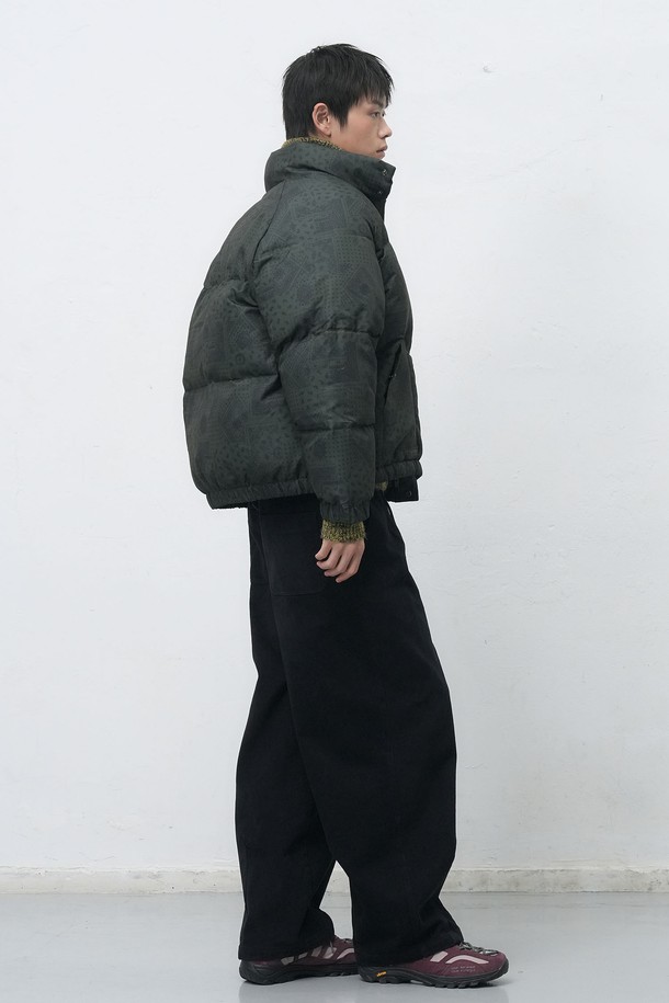 "[25FW] UNISEX 에어믹스 페이즐리 푸퍼 [3COL] / SBE4U07016"는 캐주얼 및 스포티한 스타일을 연출하기에 좋은 유니섹스 푸퍼입니다. 가을과 겨울에 적합하며, 두꺼운 두께감과 부드러운 촉감의 에어믹스 소재로 제작되었습니다. 오버핏 크롭 기장의 패딩으로, 지퍼형 여밈 방식과 긴 소매 디자인이 특징입니다. 페이즐리 패턴이 돋보이며, 다양한 룩에 포인트를 더할 수 있습니다.
